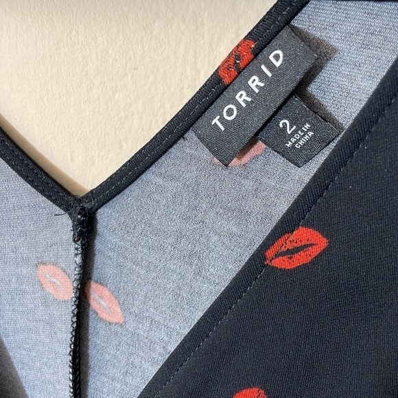 Torrid size 2 BLACK RED LIPS print 👄 kiss 💋 STUDIO KNIT SKATER DRESS - Picture 9 of 9